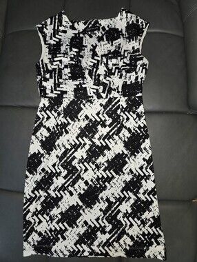 Jones New York abstract print v-neck sleeveless sheath dress